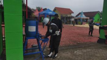 Cegah Penyebaran Covid-19, Anggota TMMD Melakukan Cuci Tangan saat Memasuki Lokasi Penu
